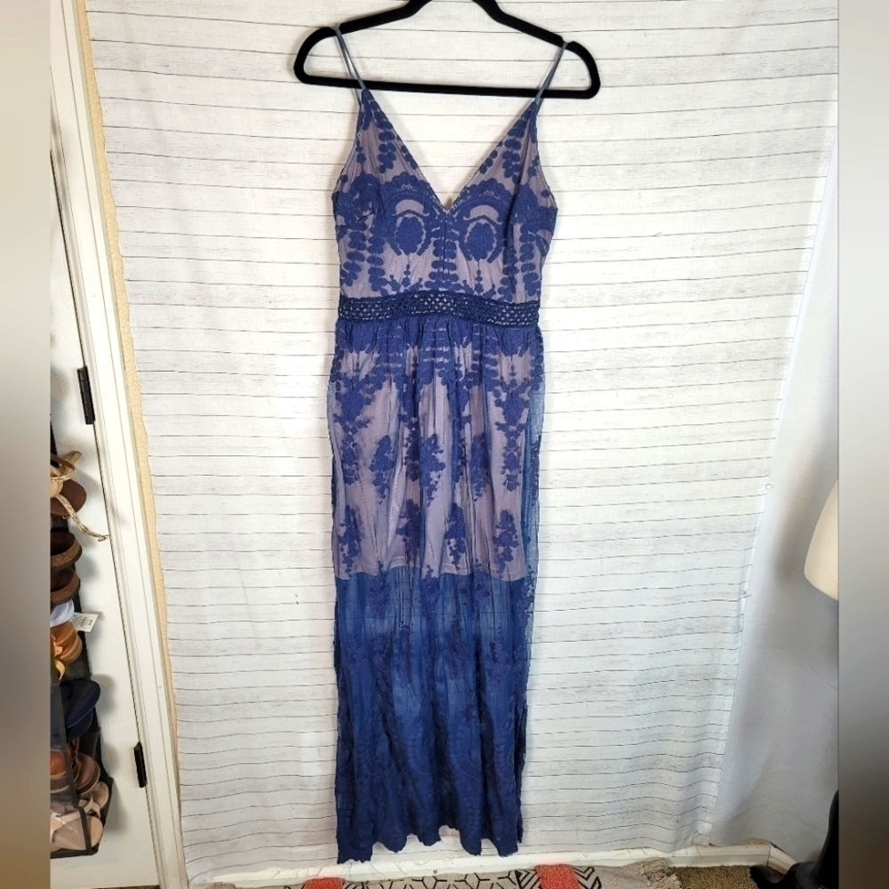 DRESS FORUM LA FLORAL EMBOSSED SHEER DROP WAIST MAXI DRESS IN PRAIRIE BLUE, SZ S